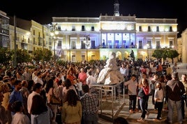 Imagen de archivo de la Plaza de España de Badajoz repleta de gente con chaqueta en la Noche en Blanco.