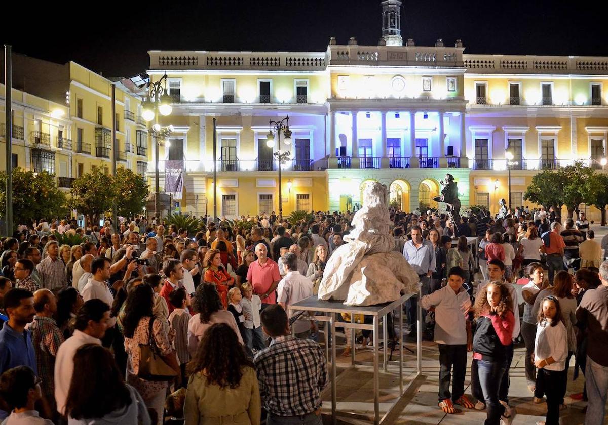 Imagen de archivo de la Plaza de España de Badajoz repleta de gente con chaqueta en la Noche en Blanco.