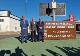 Juan Ramón Luna (actual alcalde), Juan Carlos Rodríguez Ibarra y Miguel Ruiz, este viernes, en el parque empresarial.