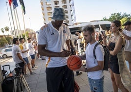 Serge Ibaka firma autógrafos en el hotel pacense