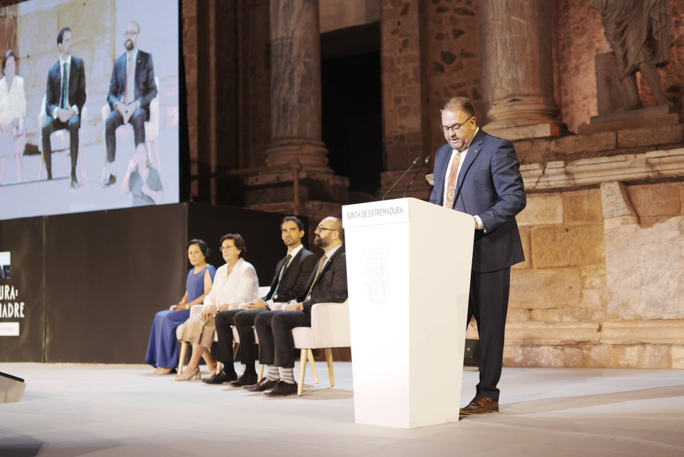 El alcalde de Mérida, Antonio Rodríguez Osuna, ha ofrecido el apoyo de la ciudad a la candidatura la capital cultural de Cáceres. 