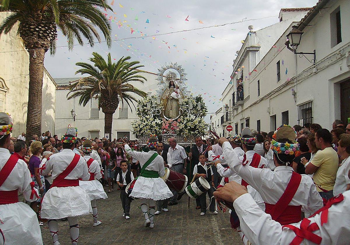 Danzaores y tamborileros ante la Virgen de la Salud.