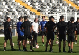 Luis Oliver Sierra se dirige a sus jugadores durante un entrenamiento.