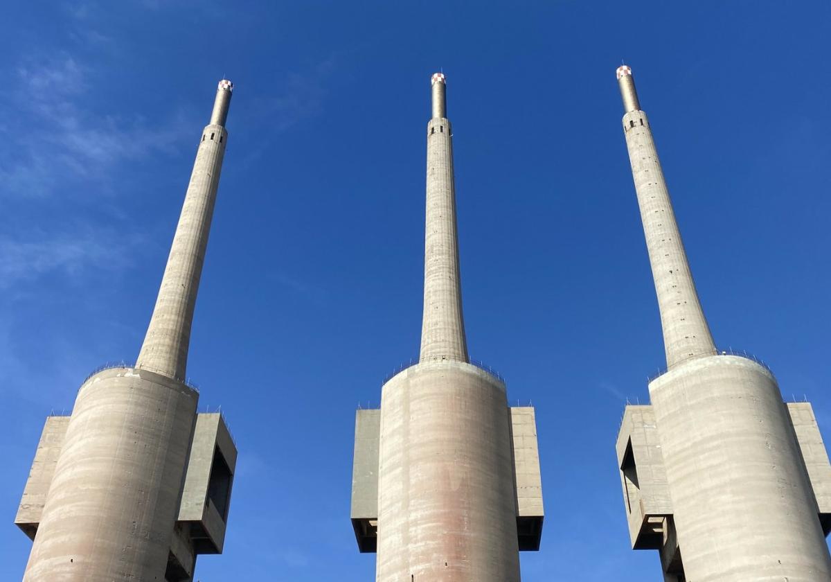 Las tres chimeneas del Besós.