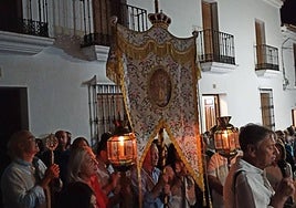 El nuevo estandarte recorriendo las calles de la localidad.