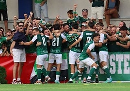 El gol de Clausí desató la locura entre los jugadores y aficionados del Cacereño desplazados a Madrid.