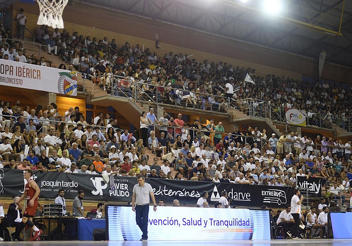 Gradas llenas en el pabellón de La Granadilla.