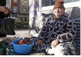 Domingo Pizarro en su puesto de productos silvestres junto a Múltiples en el invierno de 2010.