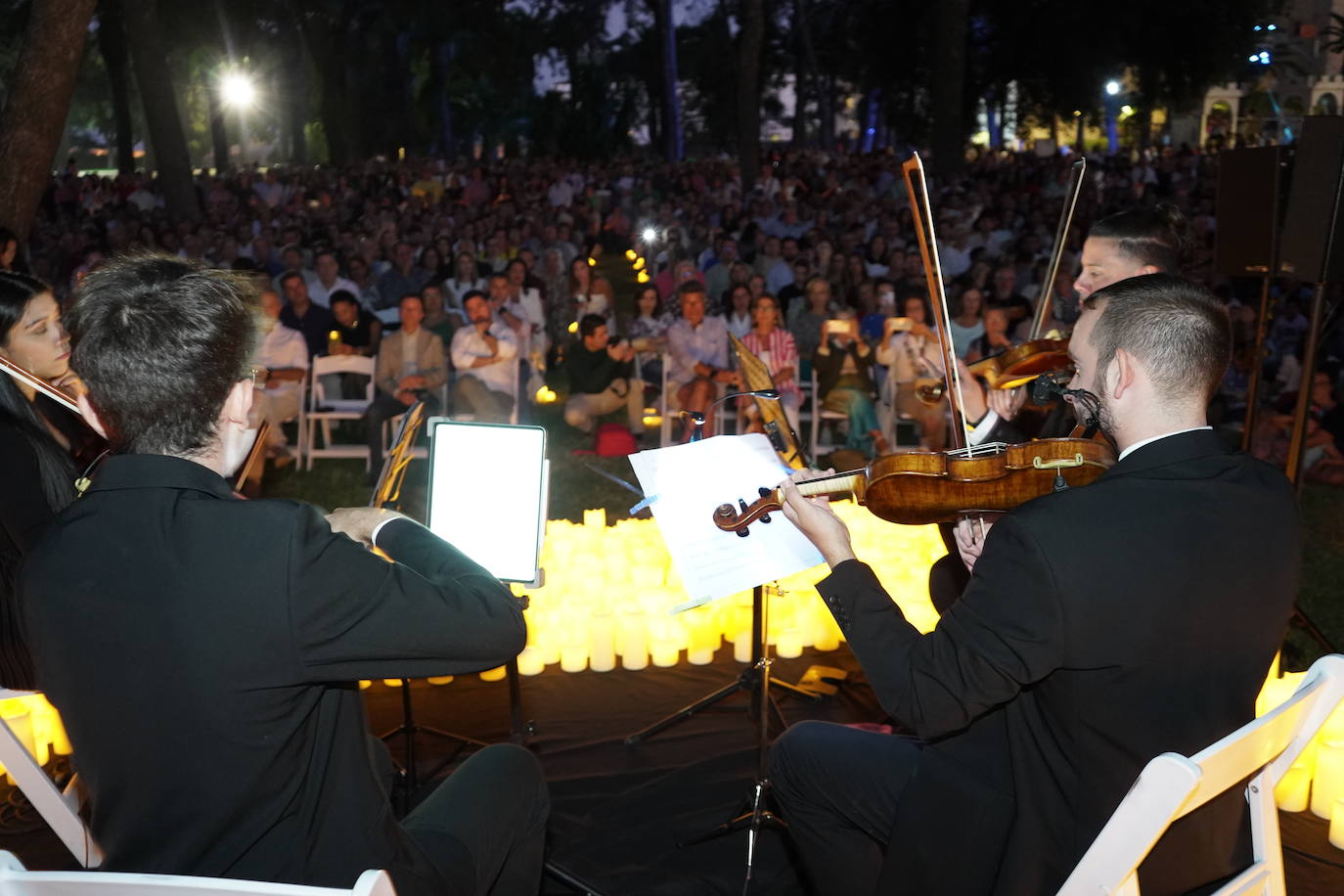 Las calles repletas en la Noche en Blanco de Badajoz | Fotos