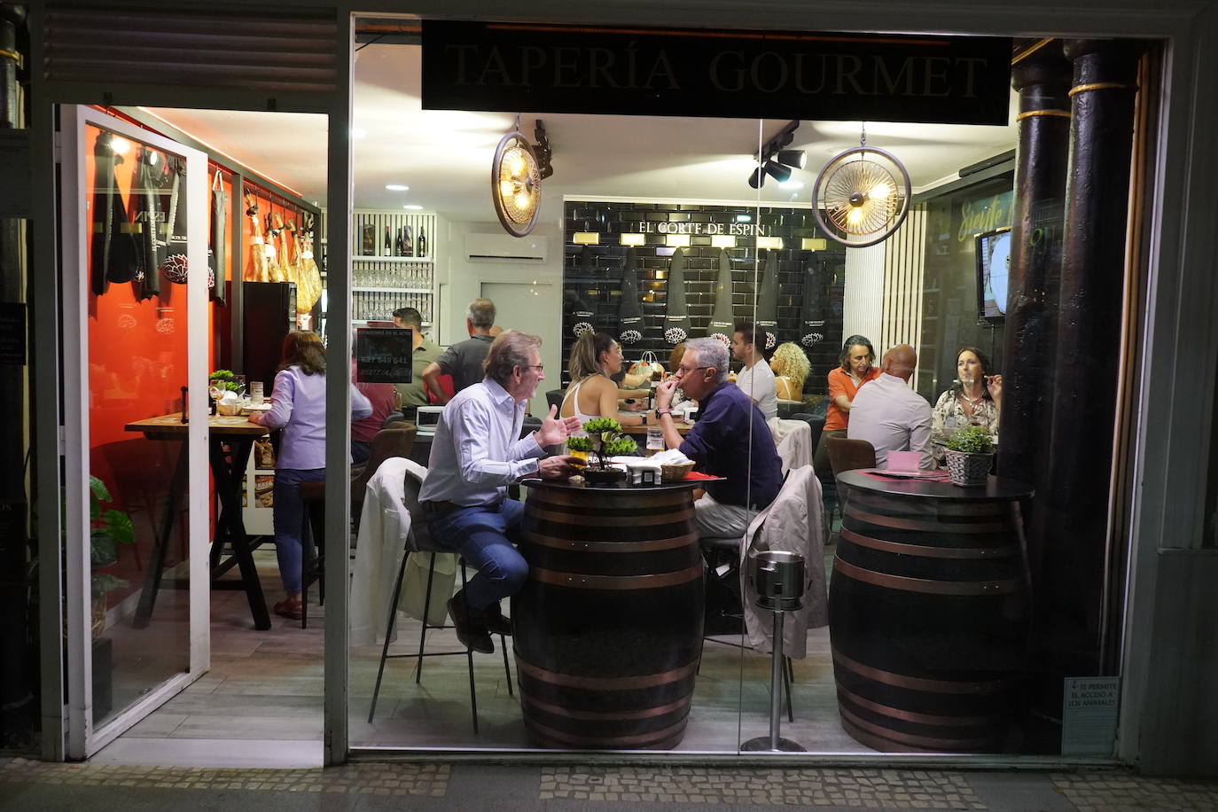 Las calles repletas en la Noche en Blanco de Badajoz | Fotos