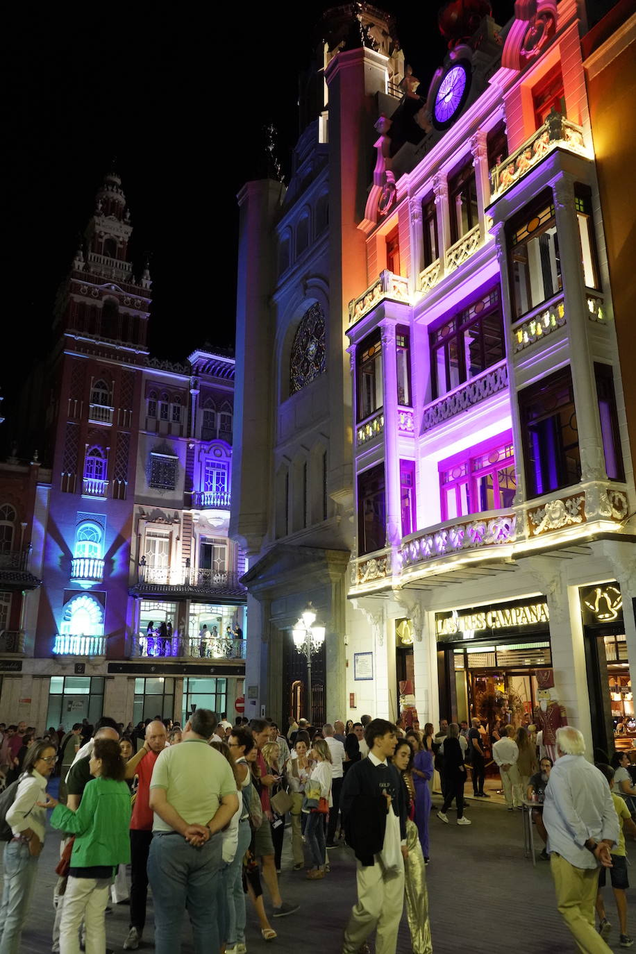 Las calles repletas en la Noche en Blanco de Badajoz | Fotos