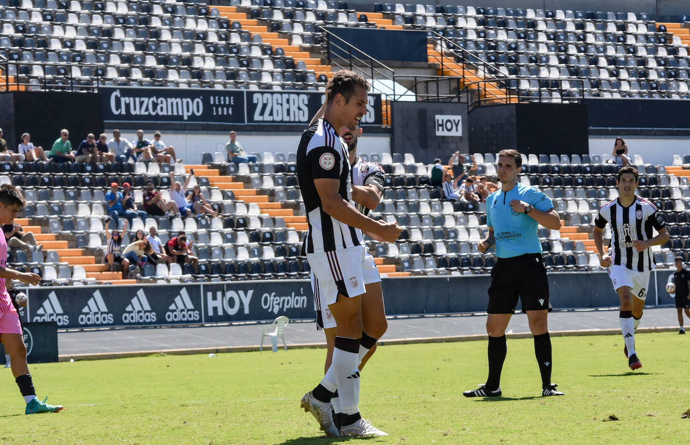 La victoria del Badajoz ante el Olivenza, en imágenes