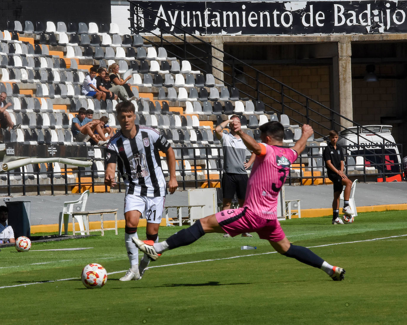 La victoria del Badajoz ante el Olivenza, en imágenes