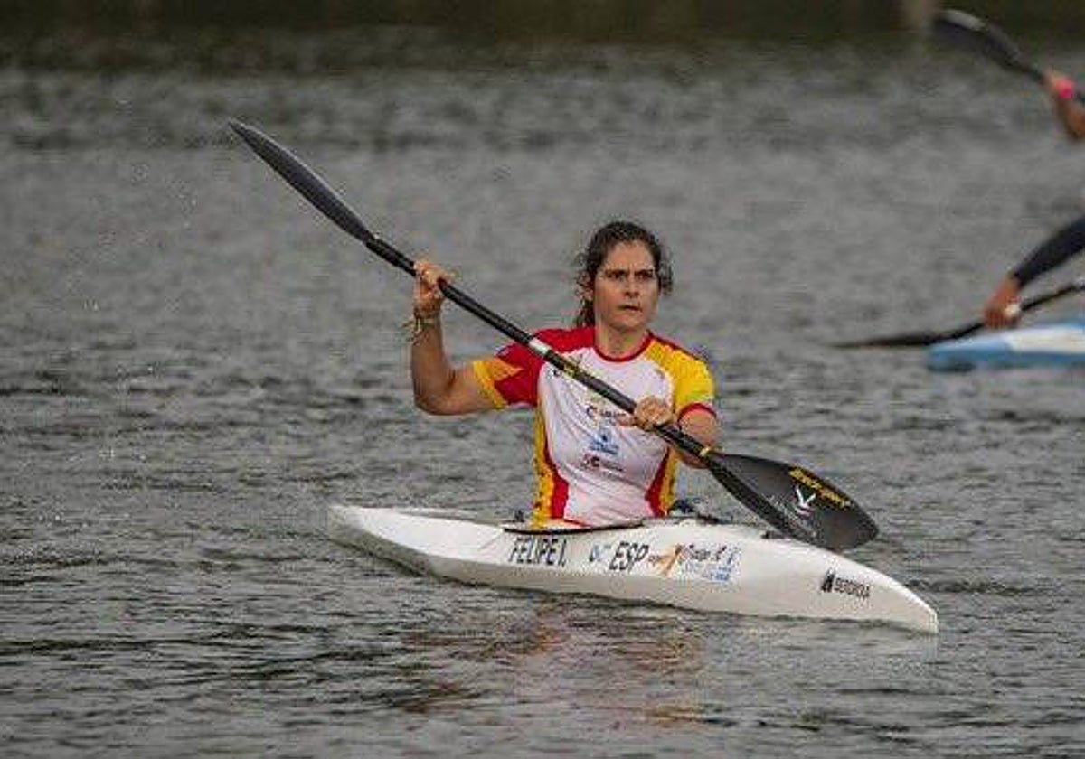 Inés Felipe Vidigal, con el kayak en París.