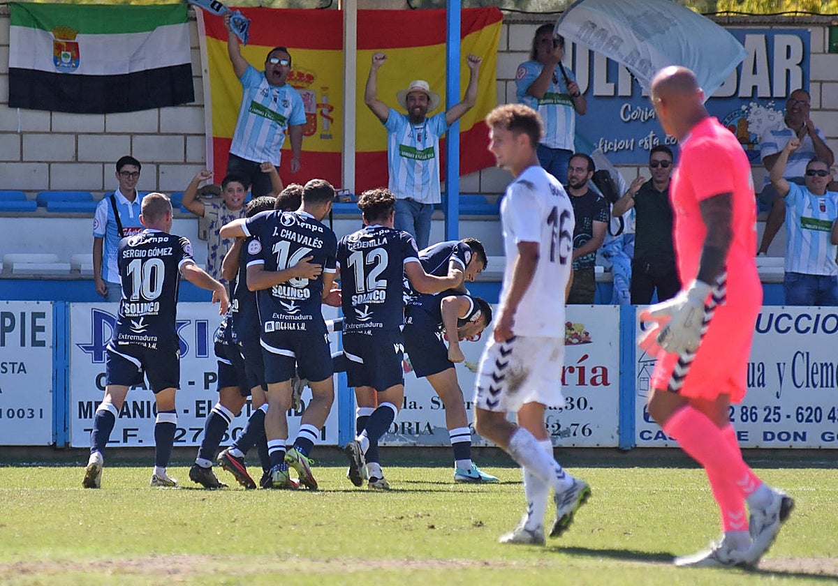 Los jugadores del Coria celebran el gol de Margallo.