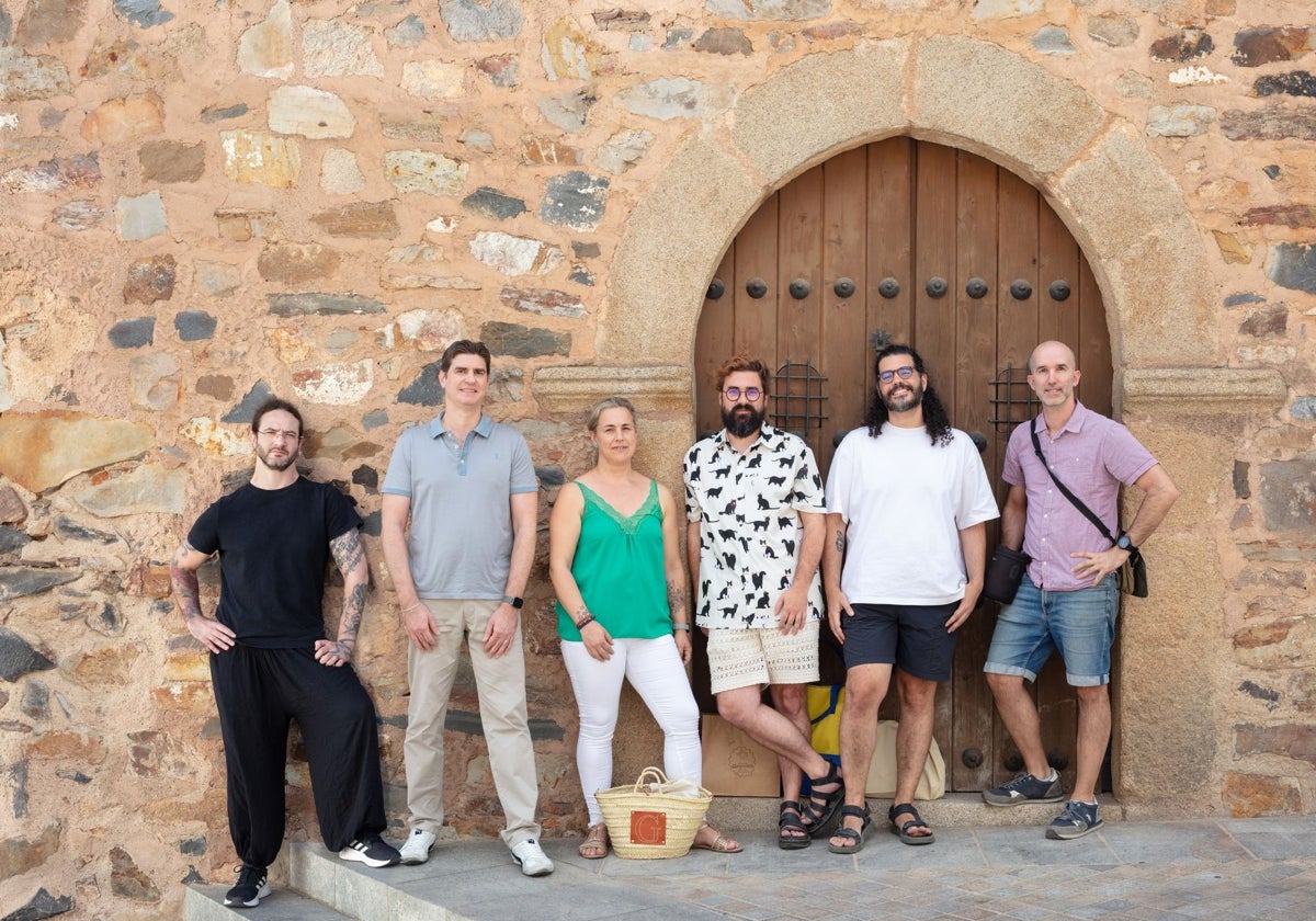 Juan Luis Orozco, Alessio Baldo, Rosa Blanco, Sergio Sánchez, Alejandro Quintano y Fernando Paramio, en la foto, forman parte de la Red de Artistas y Artesanos de la Parte Antigua además de Marta Barroso, Gloria Jabato y Víctor Azabal que no están en la imagen.