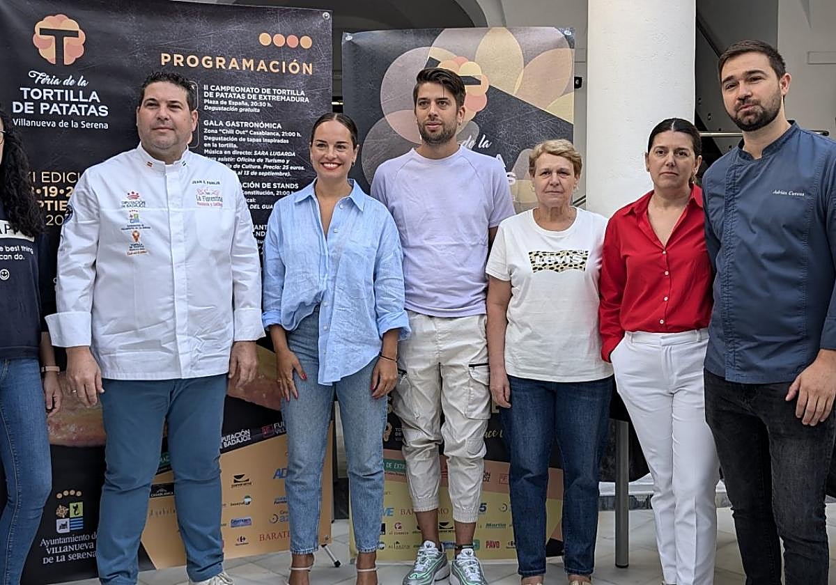 La concejal junto a algunos de los hosteleros participantes.