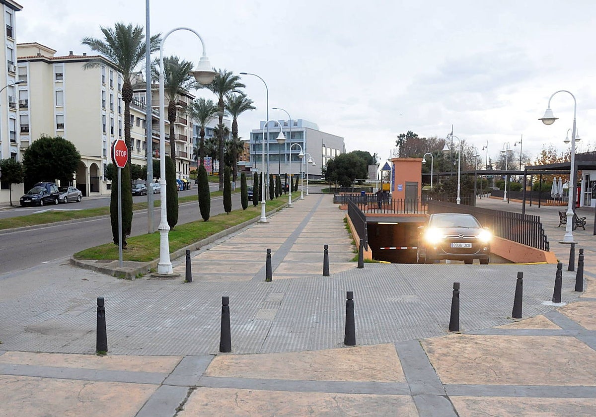Un vehículo sale del aparcamiento de Fernández López.