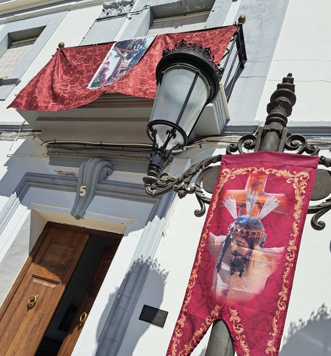 Casa y farola de la plaza de España engalanadas con la imagen del Cristo salvaterreño.