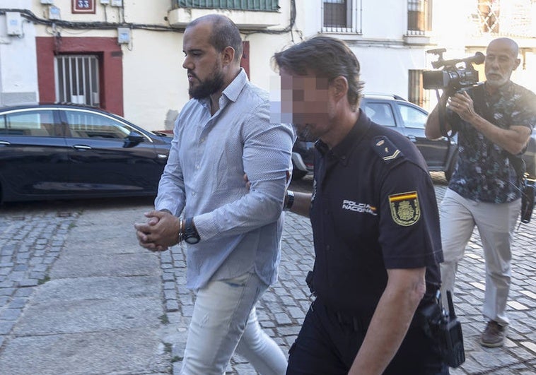 Eugenio Delgado, condenado por la violación y asesinato de Manuela Chavero, entrando esposado este martes en el Tribunal Superior de Justicia de Extremadura.