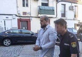 Eugenio Delgado, condenado por la violación y asesinato de Manuela Chavero, entrando esposado este martes en el Tribunal Superior de Justicia de Extremadura.