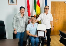 Francisco Javier López Sayago junto al alcalde Juan Félix Gajardo y el gerente José María Barrios.