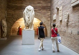 Visitantes en el Museo Nacional de Arte Romano de Mérida.