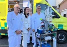 Los doctores José Ramón González, Manuel Robles, la consejera Sara García Espada y el enfermero perfusionista Luis Miguel Lara en la presentación esta mañana en Badajoz de la ECMO móvil.