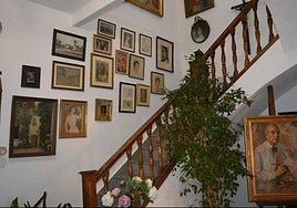 Una zona de la casa de Eugenio Hermoso con varias obras expuestas.