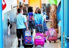 Un grupo de alumnos se dirigen a su clase en el primer día de colegio.