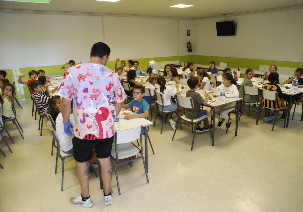 El criterio de renta regresa en este curso para becar a los alumnos que usen el comedor escolar.