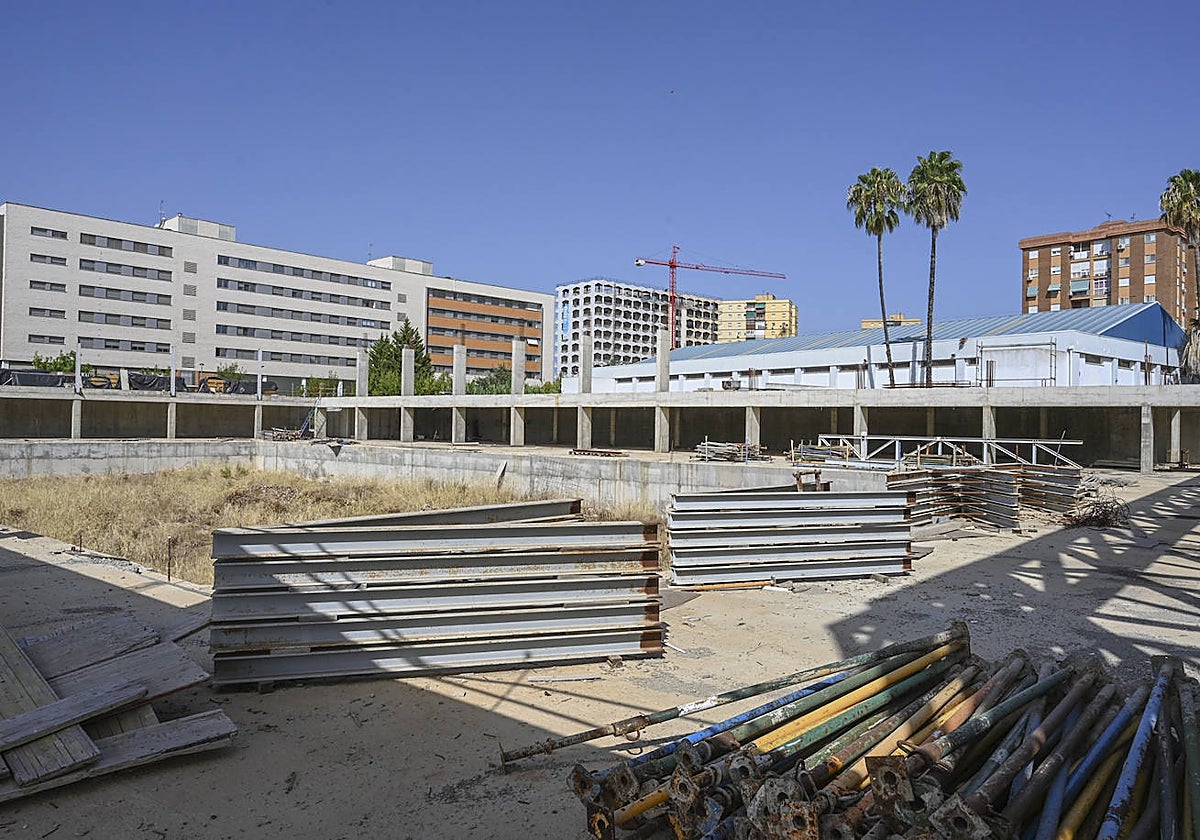 Material abandonado en la obra de la piscina de la margen derecha en una foto realizada el 28 de agosto.