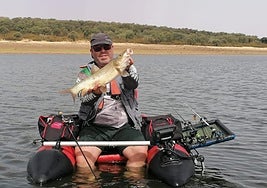 Javier Blásquez pescando en su embarcación