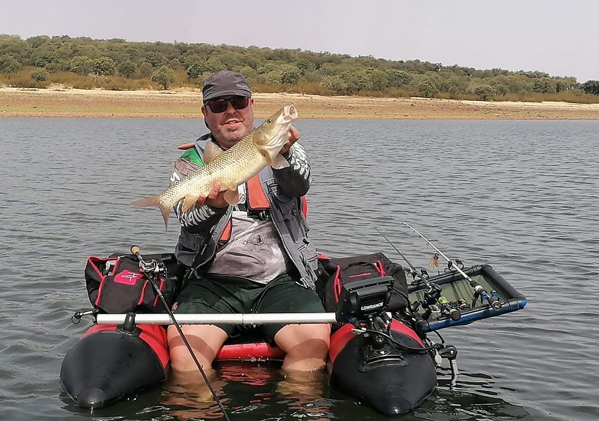 Javier Blásquez pescando en su embarcación
