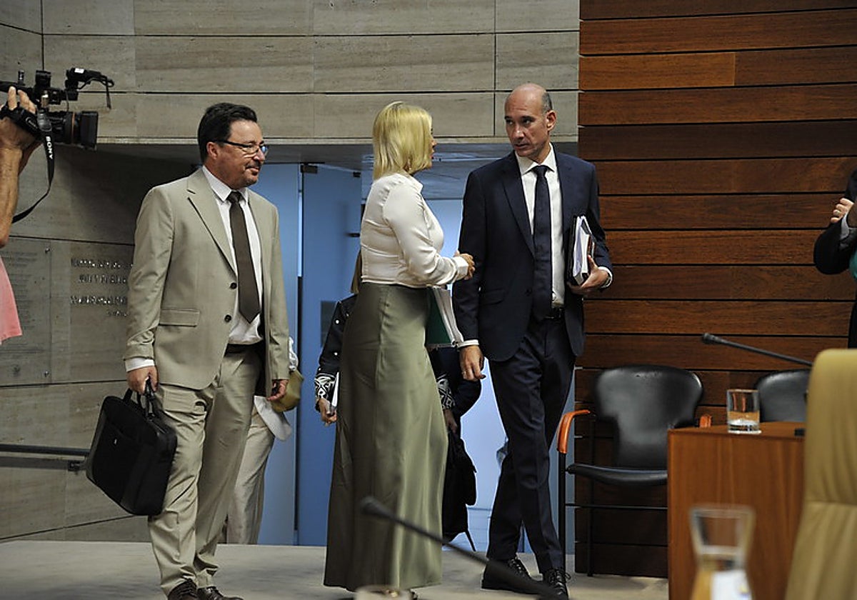 La consejera de Hacienda, flanqueada por el consejero de Economía y el portavoz del PP.