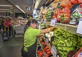 Una trabajadora repone fruta en un supermercado de Badajoz.