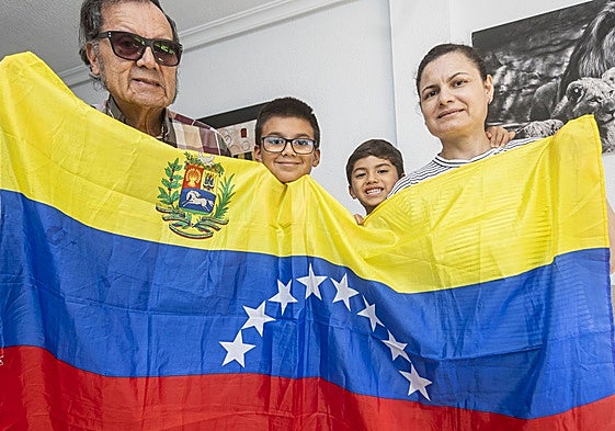El venezolano Juan Ramón Araújo, con su mujer y sus dos hijos en el piso de Cáceres donde viven.