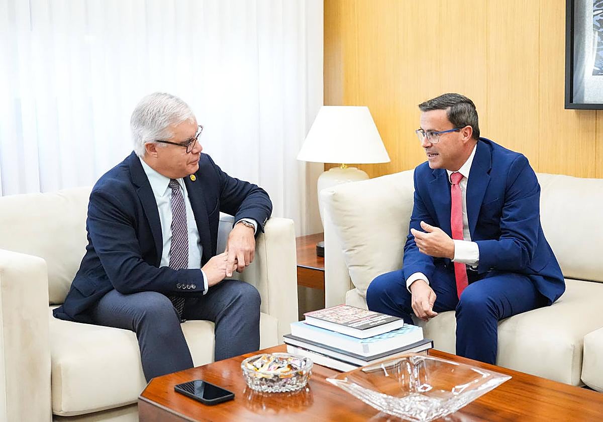 El rector Pedro Fernández ayer con Miguel Ángel Gallardo.