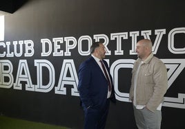 El director general Javier Peña y el técnico Luis Oliver Sierra, en el Nuevo Vivero