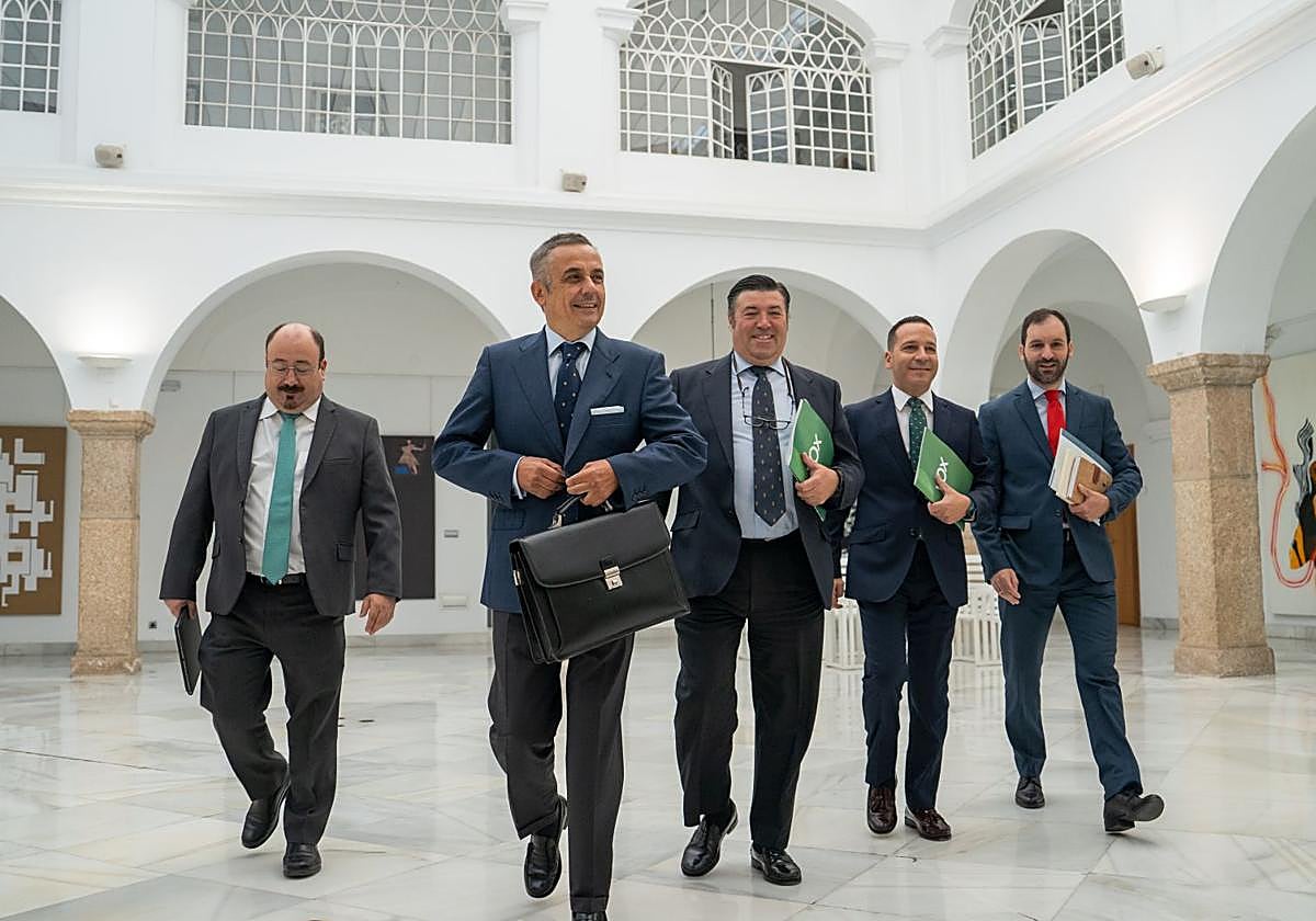 Los cinco diputados de Vox en la Asamblea de Extremadura, con Ángel Pelayo Gordillo a la cabeza.
