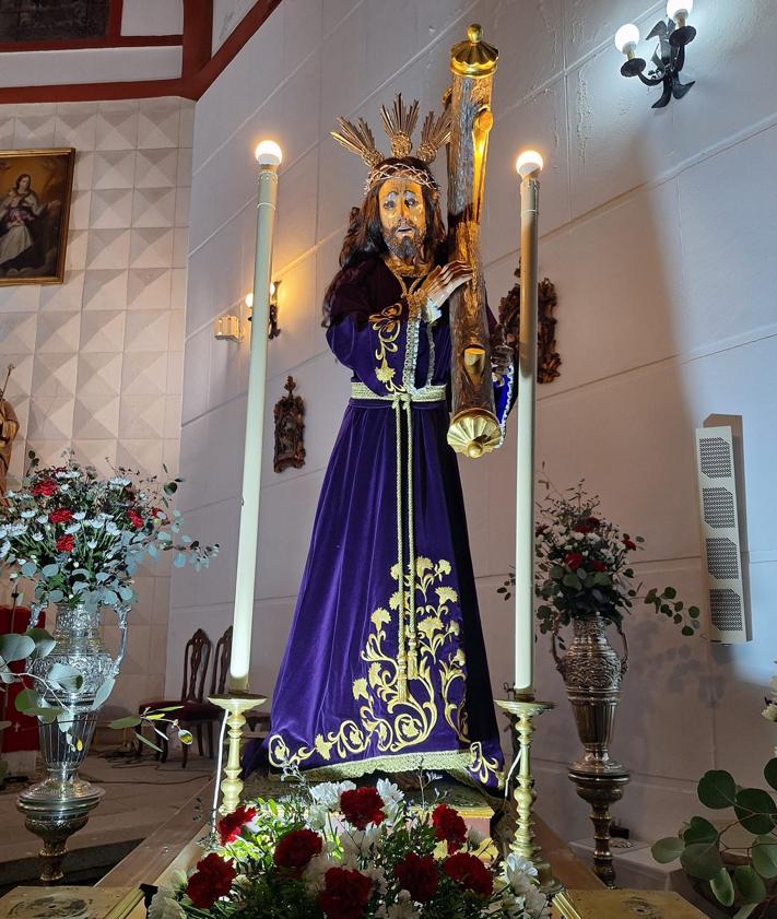 Imagen secundaria 2 - Arriba, equipos absoluta del C.F. Alconchel y el A.D.C. Villanueva del Fresno, durante el V Trofeo de Fútbol Fiestas del Cristo de Alconchel. Abajo, a la izquierda, participantes en ruta senderista a la ermita de la Esperanza. A la derecha, imagen del Nazareno, durante el triduo en su honor.