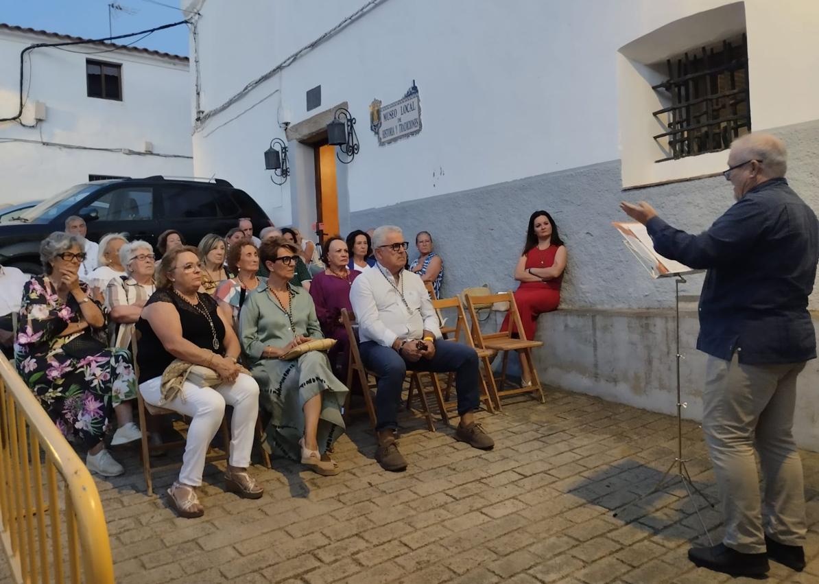 Imagen secundaria 1 - Arriba, nuevos/as hermanos/as de la Cofradía de la Santa Cruz a las que se les impuso la medalla de la Hermandad este año. Abajo, Jaime Ruiz Peña durante la conferencia que impartió en el Museo de Historia Local y después en el primer pregón de las Fiestas del Cristo.