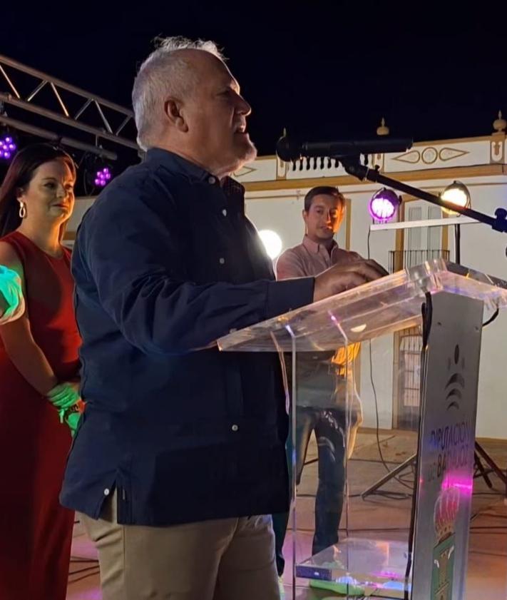 Imagen secundaria 2 - Arriba, nuevos/as hermanos/as de la Cofradía de la Santa Cruz a las que se les impuso la medalla de la Hermandad este año. Abajo, Jaime Ruiz Peña durante la conferencia que impartió en el Museo de Historia Local y después en el primer pregón de las Fiestas del Cristo.