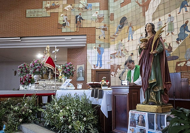 En primer plano, imagen de Santa Lucía, que ya ha sido restaurada tras los actos vandálicos a los que fue sometida en julio.