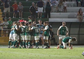 Celebración de un gol verdiblanco ante el Móstoles.