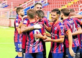 Los jugadores del Extremadura celebran uno de los goles al Montijo.