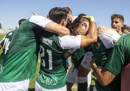 Locura verdiblanca en la celebración de uno de los goles en el tramo final en el Príncipe Felipe.