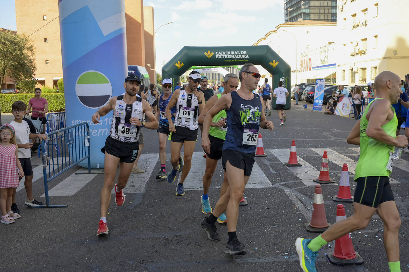 La Carrera Contra el Cáncer de Badajoz, en imágenes (I)