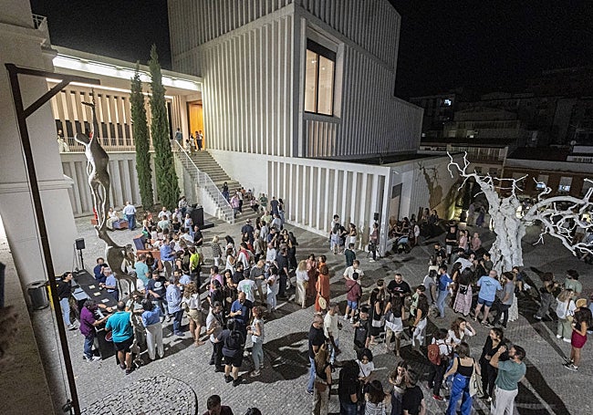 El Museo Helga de Alvear acogió una sesión con dj en su patio exterior.