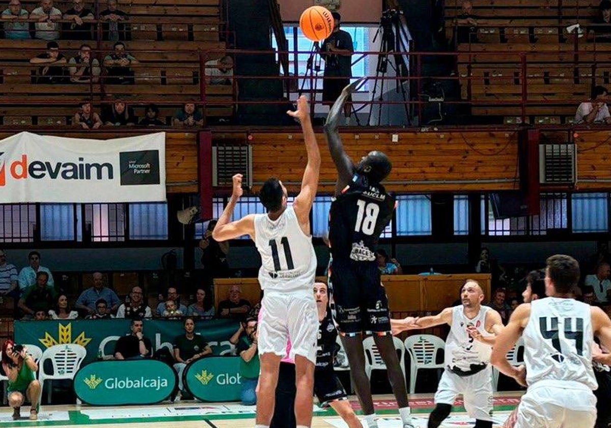 Salto inicial en el partido del Cáceres en Albacete.